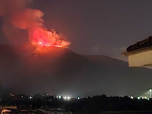 Incendio di Borghetto, la situazione si complica: le fiamme riprendono vigore (FOTO)