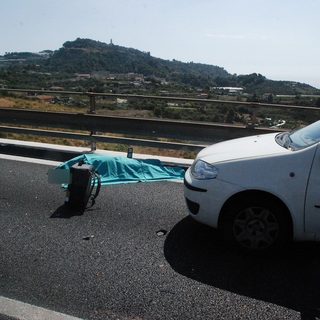 Il motore si guasta, ma sull'autostrada più cara d'Italia la corsia di emergenza non c'è: due uomini travolti e uccisi