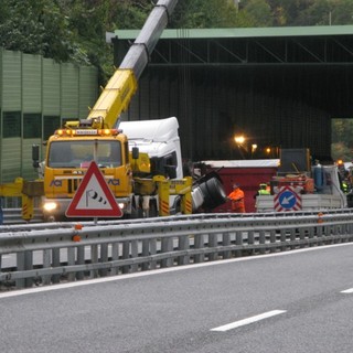 Autostrada dei Fiori: si ribalta autotreno, 8 veicoli conivolti (foto)