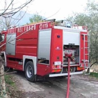 Varazze: fumo scuro sull'autostrada, si teme incendio boschivo, a fuoco, fortunatamente solo  poche sterpaglie