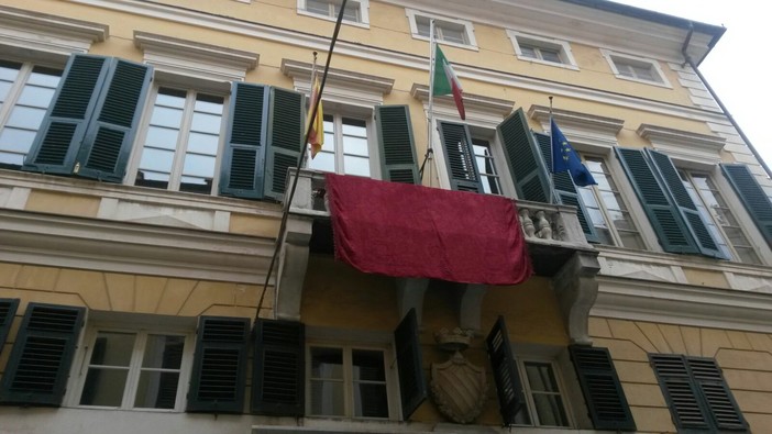 Finale Ligure dice no alla violenza sulle donne, con il drappo rosso sul Municipio