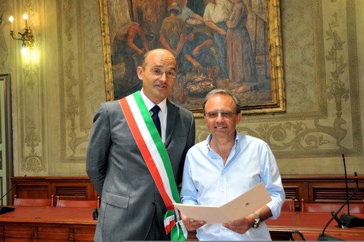 Da 60 anni sempre in vacanza a Finale Ligure: il sindaco premia il dott. Luciano Buscaglione