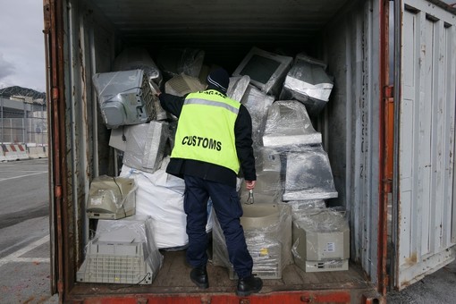 Bloccato in dogana un container con 5 tonnellate di rifiuti speciali, era diretto in Ghana