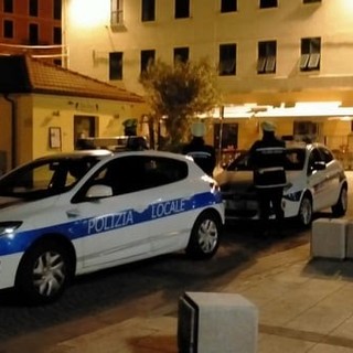 Savona, ubriaco colpisce a sassate le auto: denunciato dalla polizia locale