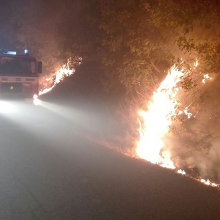 Ancora attivo, ma sotto controllo l'incendio tra Giusvalla e Pontinvrea