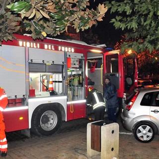 Pietra: a fuoco un supermercato, venti persone in strada una intossicata (foto)