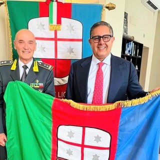 Toti incontra il nuovo comandante della guardia di finanza, donata la bandiera della Liguria