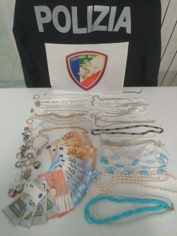 Alassio, tenta di vendere gioielli ad una anziana signora, ma è bigiotteria. La Polizia sventa la frode