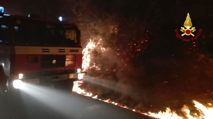 Ancora attivo l'incendio tra Giusvalla e Pontinvrea #FOTO #VIDEO
