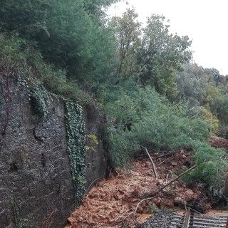 Treni, traffico rallentato sulla Genova–Ventimiglia. Sospesa sulla San Giuseppe–Alessandria via Ferrania causa movimento franoso