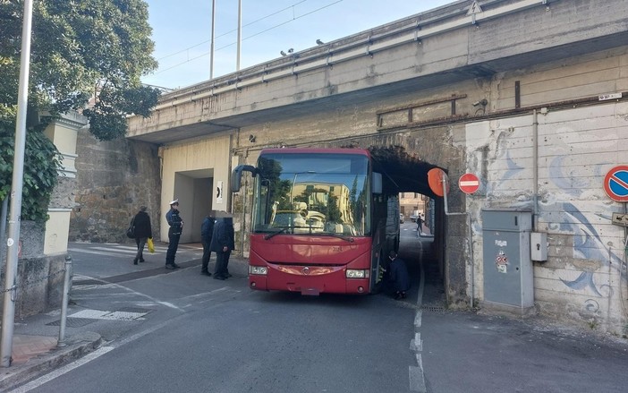 Pullman rimane incastrato sotto al cavalcavia ferroviario: disagi al traffico a Finale