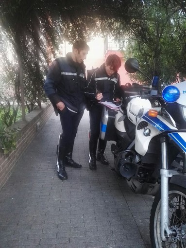 Pattuglie della polizia locale ad Albenga: proseguono i controlli in contrasto alla microcriminalità