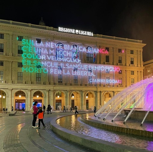 Il palazzo della Regione Liguria illuminato per celebrare il 25 Aprile