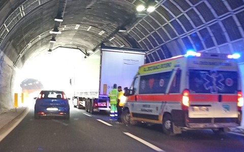 A10, incidente in galleria tra Spotorno e Feglino: scontro camion-auto, traffico in tilt (FOTO)