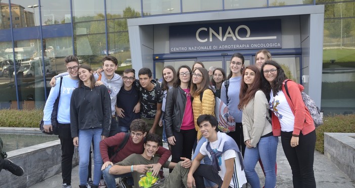 Carcare, gli studenti del liceo Calasanzio in visita al &quot;Centro nazionale di adroterapia oncologica&quot; di Pavia (FOTO)