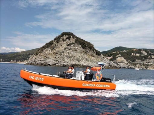 Erano ancorati all'interno dell'Area Marina Protetta “Isola di Bergeggi”: tre diportisti sanzionati dalla Guardia Costiera