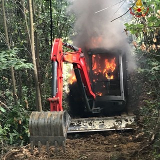 Escavatore a fuoco a Roccavignale, intervento dei vigili del fuoco