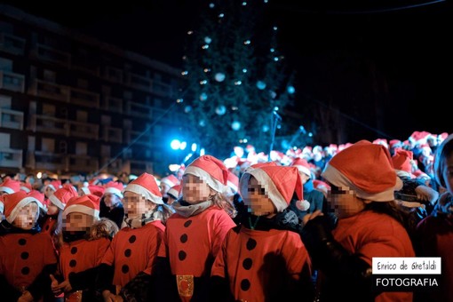 Il coro dei 500 bambini delle scuole di Andora apre il calendario degli eventi natalizi
