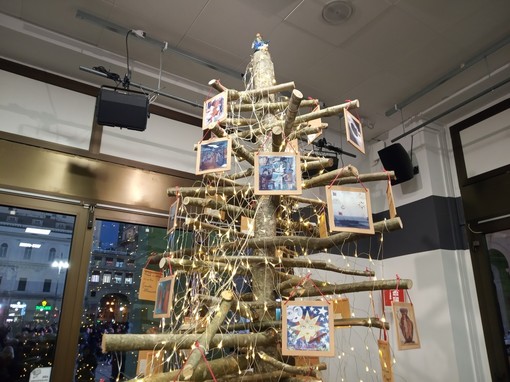 La Regione inaugura l'albero natalizio che riunisce le opere di 43 artisti liguri