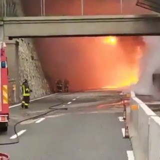 Camion in fiamme sulla A10 tra Varazze e Arenzano: traffico riaperto, in corso le operazioni di bonifica (FOTO e VIDEO)