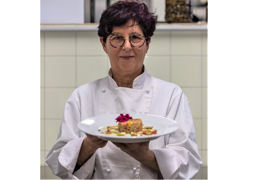 La video ricetta della chef Cinzia Chiappori: “Tartare di Gamberi con verdurine fresche e carciofo violetto d’Albenga con misto fiori eduli e crema di Begonia”