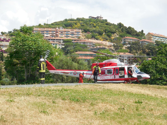 Bordighera, auto si capotta sulla A10: intrappolata tra le lamiere una donna di Loano