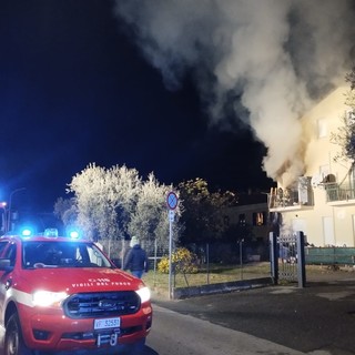 Pietra, incendio in un appartamento di via Padre Alberti: un intossicato al Santa Corona