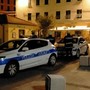 Savona, ubriaco colpisce a sassate le auto: denunciato dalla polizia locale