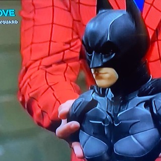Spiderman savonese in tv: un busto di Batman all'asta per aiutare i bimbi in ospedale