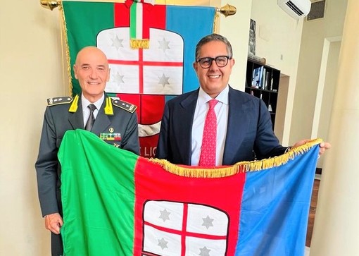 Toti incontra il nuovo comandante della guardia di finanza, donata la bandiera della Liguria