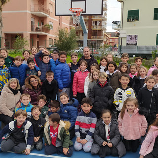 Andora, il nuovo campo da basket delle scuole di via Cavour aperto alla cittadinanza dopo l'orario scolastico