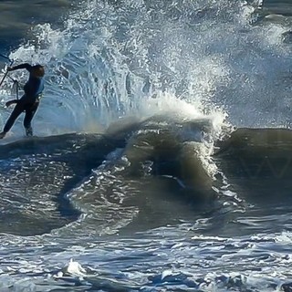 Andora: gli appassionati di 'KiteSurf' hanno approfittato ieri del vento per le loro evoluzioni in mare (Foto e Video)