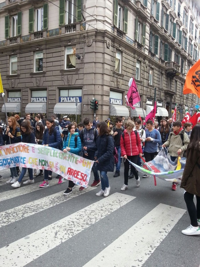 Gli studenti dell'Istituto Comprensivo Albenga I presenti alla manifestazione &quot;Libera&quot; a Genova