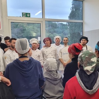 Le scuole medie di Borgio a lezione con i ragazzi della 5^C dell'Istituto Alberghiero &quot;Migliorini&quot;di Finale (FOTO)