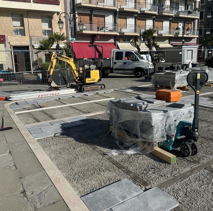 Alassio, prosegue il restyling di piazza Partigiani