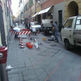 Loano: centro storico con le buche, Savonanews le segnala e il Comune le sistema