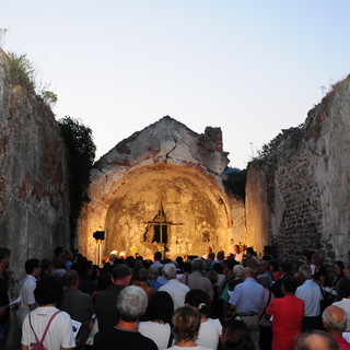 Torna la preghiera nella chiesa “senza tetto” a Legino