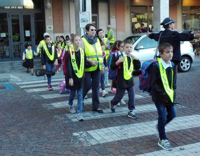 A Loano arriva il Bibliopedibus: a scuola a piedi leggendo una storia