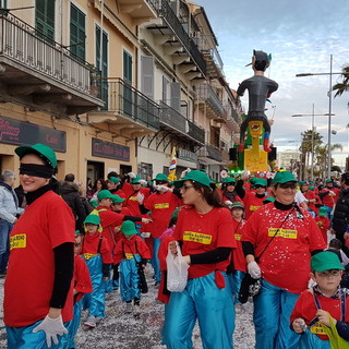 CarnevaLöa, il carro “Lasciateci lavorare, ma non troppo” di Bardino Vecchio vince il Palio dei Comuni