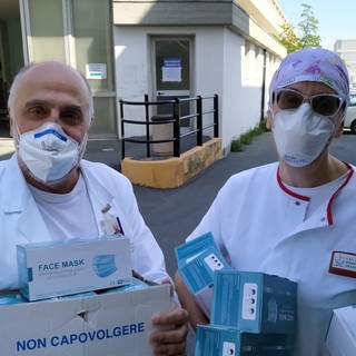 Roberto Lerza con la caposala del Pronto soccorso savonese