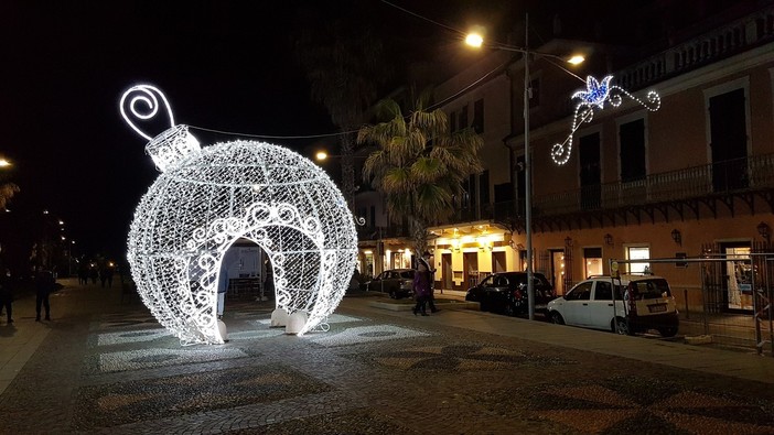 A Loano il Natale si accende con le “Mille luci delle Feste”, il mercatino e la pista di pattinaggio in piazza Italia