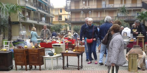 Loano, domenica mercatino di antiquariato e collezionismo