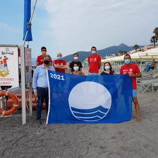 Loano, consegnata ai bagni marini la Bandiera Blu della Fee (FOTO)