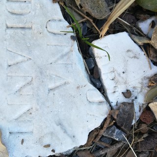 Finalmarina, degrado dal monumento ai caduti di via San Pietro: saltata la pavimentazione, si scoprono delle vecchie lapidi