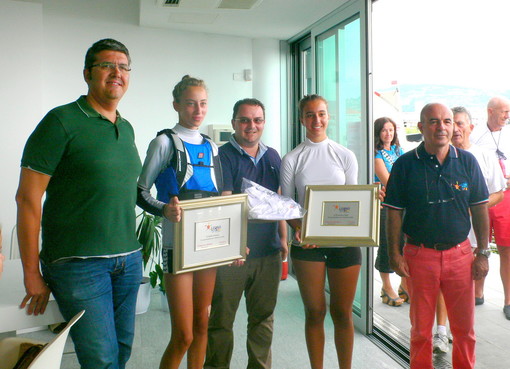 Loano: premiazione al circolo nautico di Giulia Genesio e Francesca Volpi