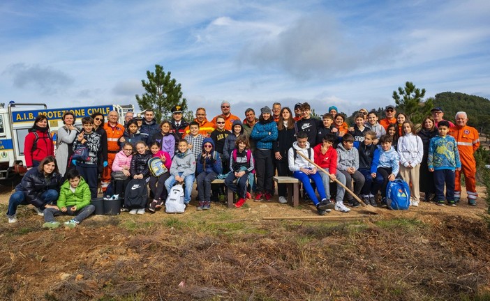 Laigueglia: un successo la tradizionale &quot;Festa degli Alberi&quot;, piantati sedici cipressi