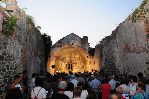 Torna la preghiera nella chiesa “senza tetto” a Legino