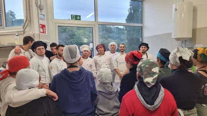 Le scuole medie di Borgio a lezione con i ragazzi della 5^C dell'Istituto Alberghiero &quot;Migliorini&quot;di Finale (FOTO)