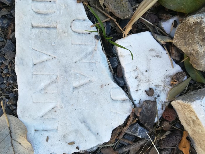 Finalmarina, degrado dal monumento ai caduti di via San Pietro: saltata la pavimentazione, si scoprono delle vecchie lapidi