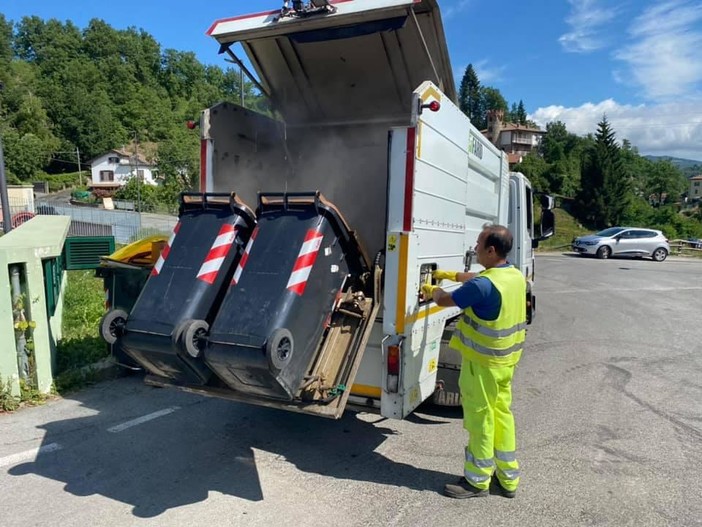 Roccavignale, pulizia e disinfestazione per i cassonetti dell’umido (FOTO)